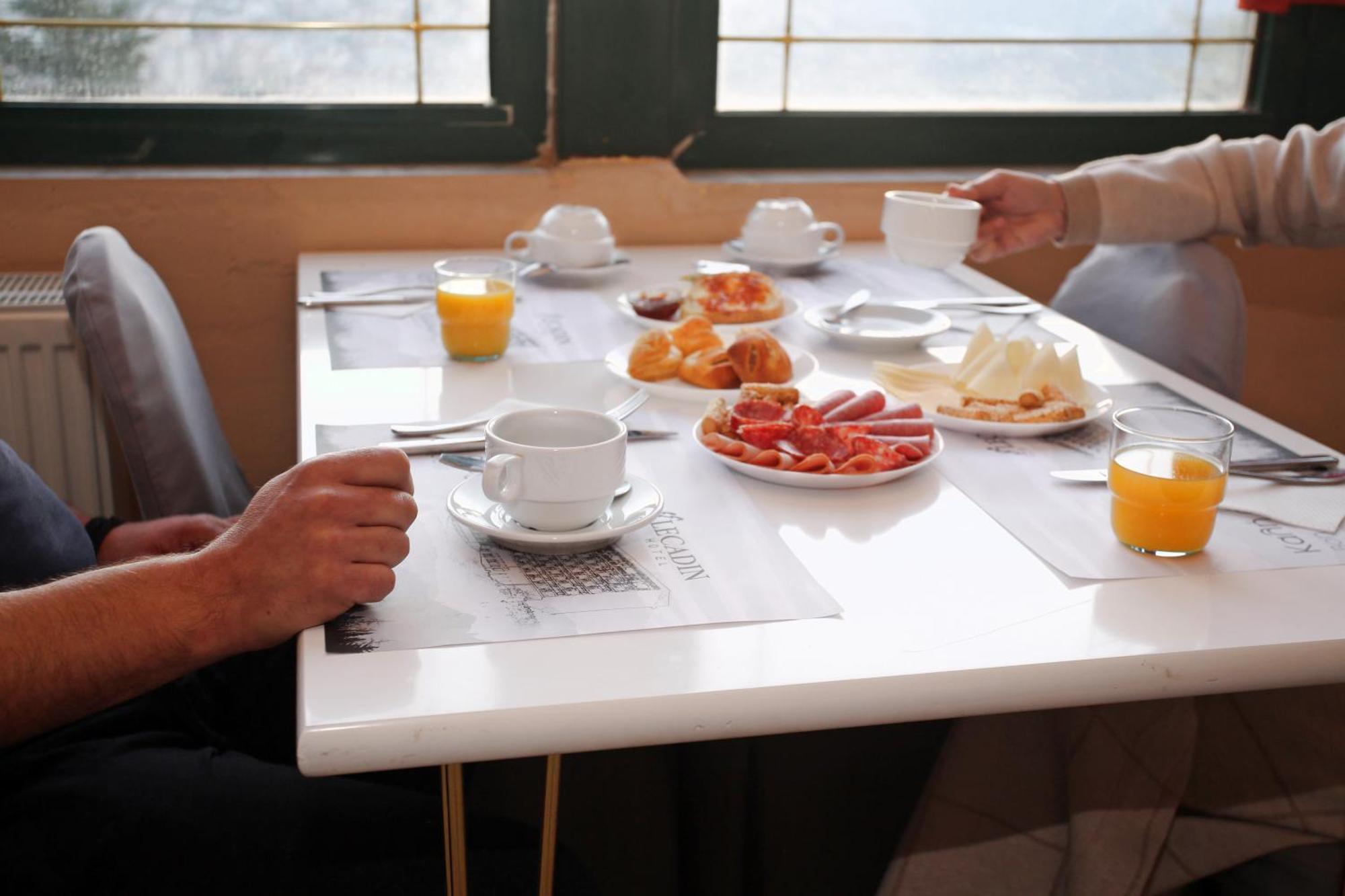 Hotel Lecadin Karpenísion Екстериор снимка